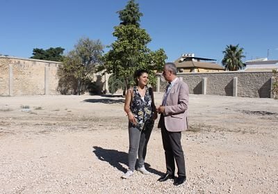 Juan Pérez y Mamen Beato, ante el muro restaurado_opt