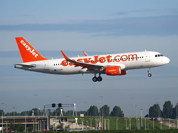 G-EZWR_easyJet_Airbus_A320-214(WL)_-_cn_5981,_landing_at_Schiphol_(AMS_-_EHAM),_The_Netherlands,_16may2014,_pic1_opt