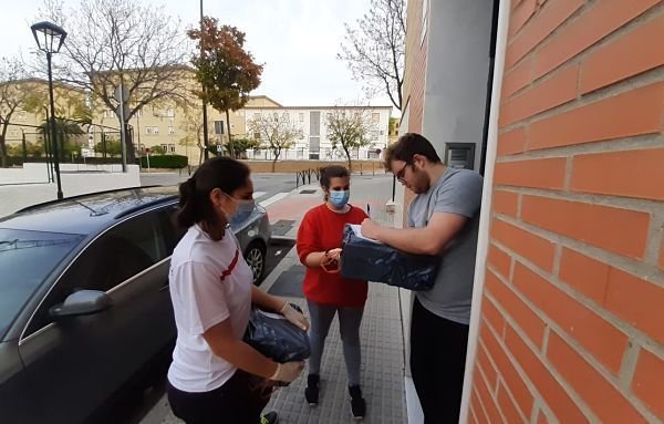 Voluntarios de Cruz Roja reparten material_opt (1)