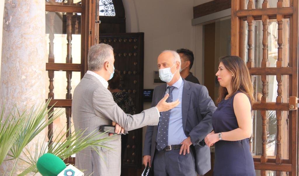 Alcalde Juan Pérez saluda a Francisco Velasco y Teresa Alonso