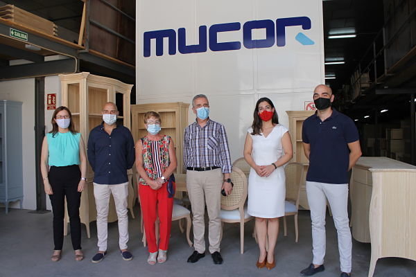 Juan Pérez y Teresa Alonso, junto a los representantes de la empresa familiar Mucor_opt