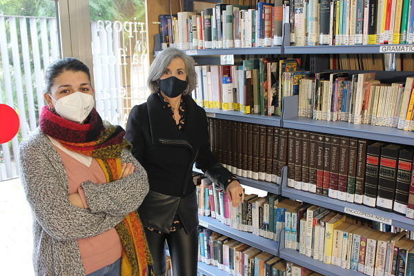 Mamen Beato y Teresa Ferrer posan ante una de las enciclopedias donadas a la Biblioteca_opt (1)