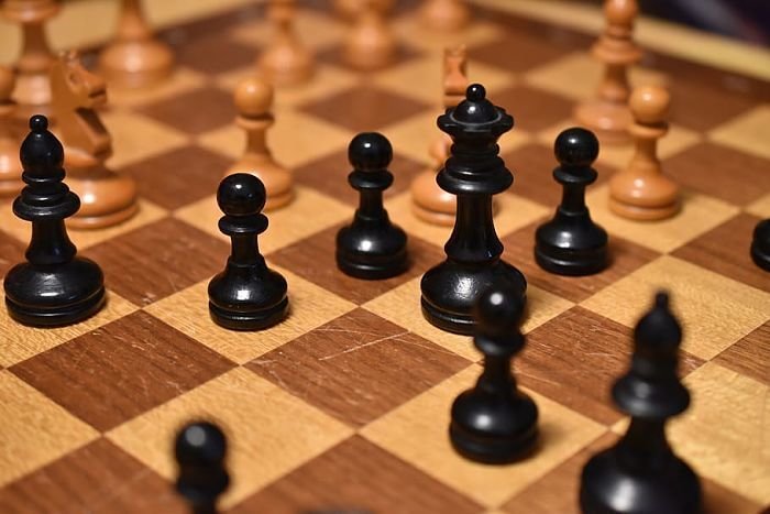 black-white-chess-lady_opt