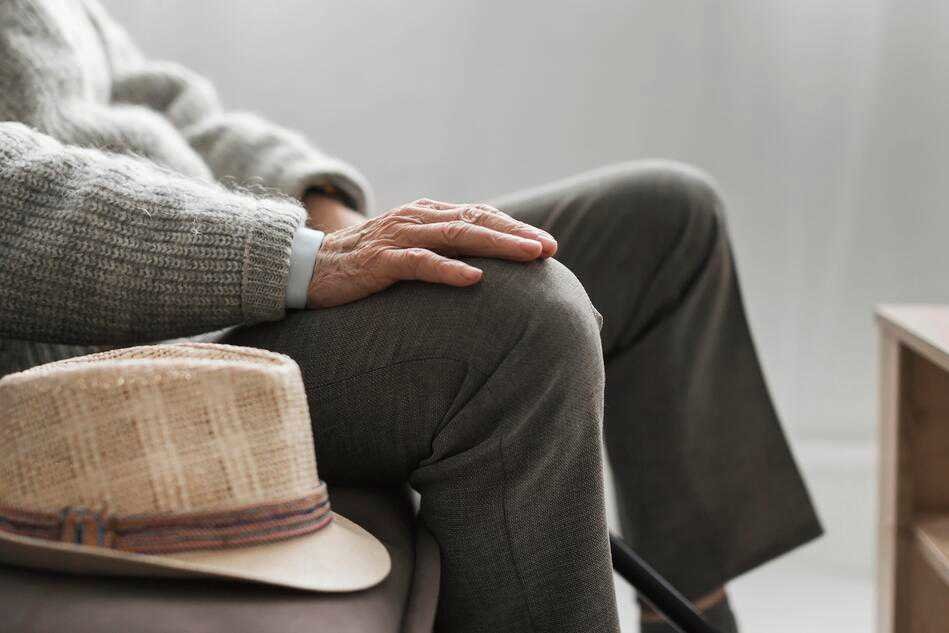 side-view-man-with-his-hat-nursing-home (1)