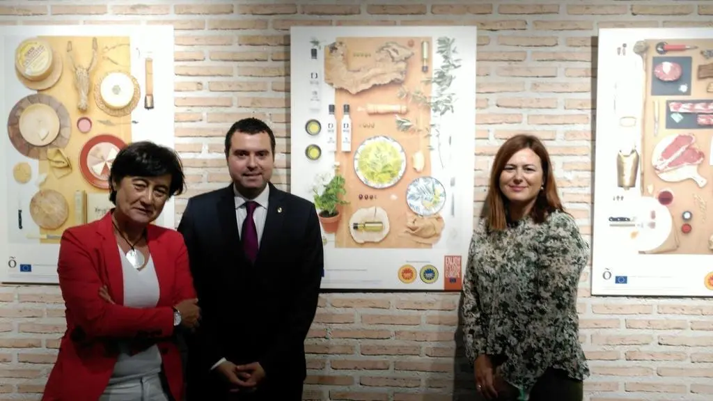 Delegada Gobierno de J.A. Madrid, Alcalde de Priego y Secretaria DO