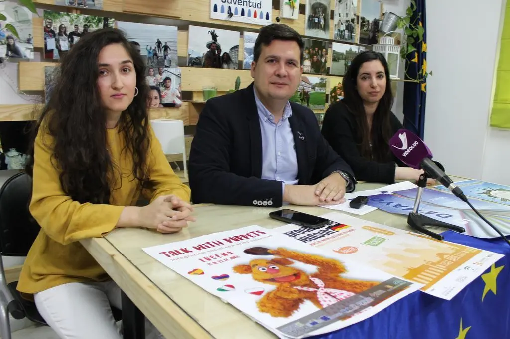 Francisco Adame, junto a voluntarias europeas