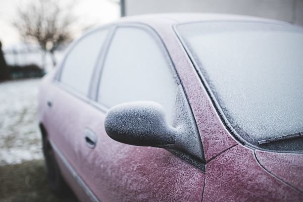 Las-heladas-de-invierno-son-el-peor-enemigo-de-tu-coche-1536x1024_opt