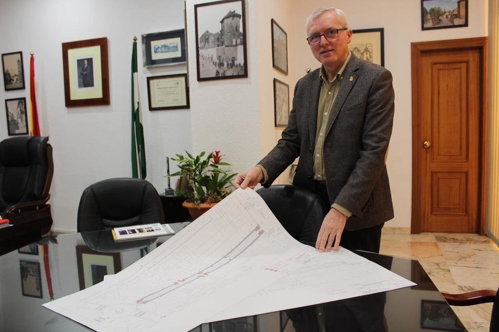 José Cantizani muestra los planos de la obra de la calle Baena