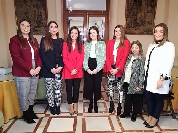 Elvira Cruces, en el centro, junto a sus damas de honor de la Corte Aracelitana 2019_opt