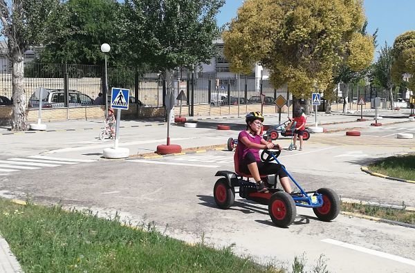 Una niña conduce un coche a pedal en el PIT de Lucena_opt