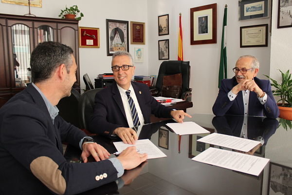 Juan Pérez y Rodrigo Aranda firman el convenio suscrito entre Ayto_opt