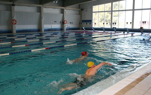 Imagen de archivo de una actividad en la piscina cubierta_opt
