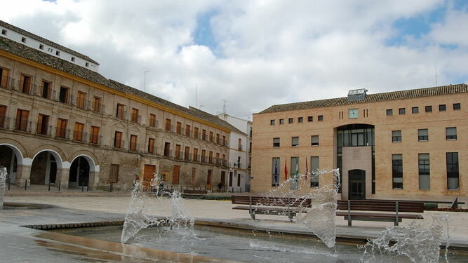 Plaza-Constitucion-Baena-encuentra-Ayuntamiento_1374772835_102837402_667x375