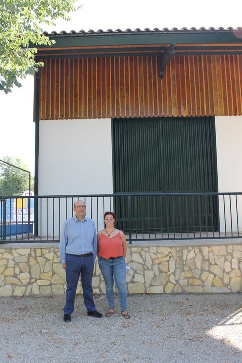 José Pedro Moreno y Rocío Montes, ante el hangar restaurado