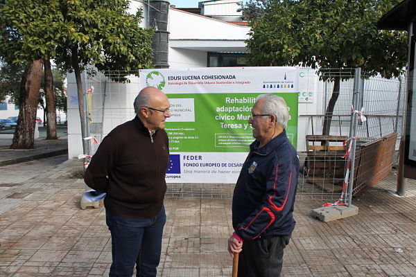 Lucas Gómez conversa con un vecino a las puertas del edificio en obras_opt (1)