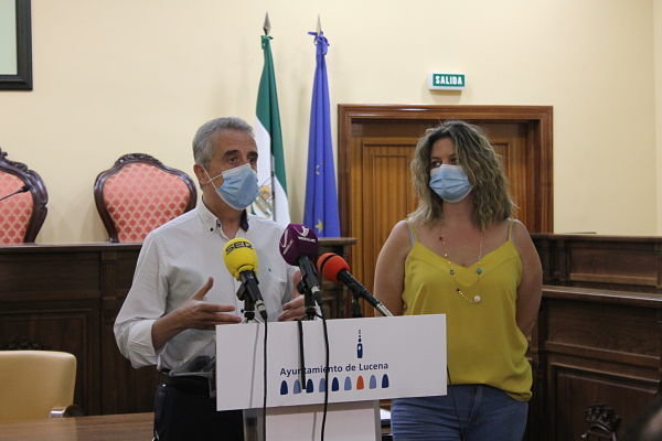 Juan Pérez y Carmen Gallardo atiende a la prensa_opt