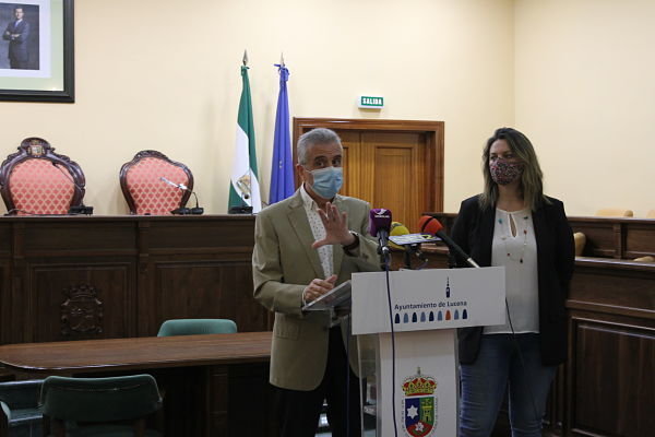 Juan Pérez junto a Carmen Gallardo informa del nuevo decreto_opt (1)