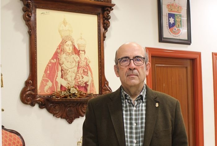 José Pedro Moreno, ante un retrato de la Virgen de Araceli en el Ayuntamiento de Lucena_opt
