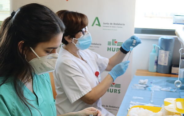 Enfermeras preparan las vacunas_opt