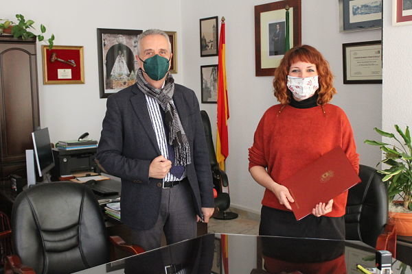 Juan Pérez y Ana Montes firman el convenio en la Alcaldía_opt