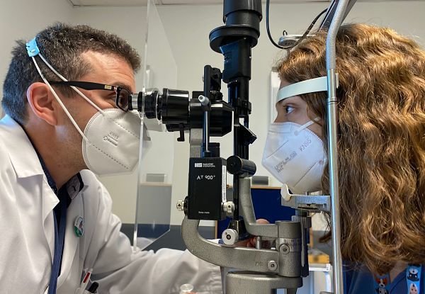 el oftalmólogo José Hens valora a una paciente_opt