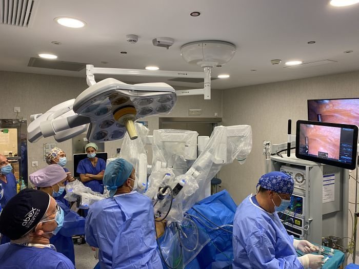 Especialistas usando el nuevo equipo de cirugía robótica instalado en el Hospital provincial_opt