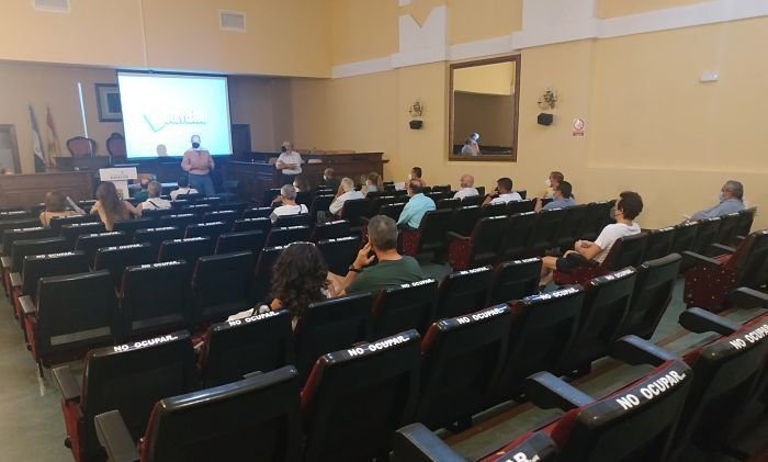 imagen de la reunión en el Salón de Plenos del Ayuntamiento_opt