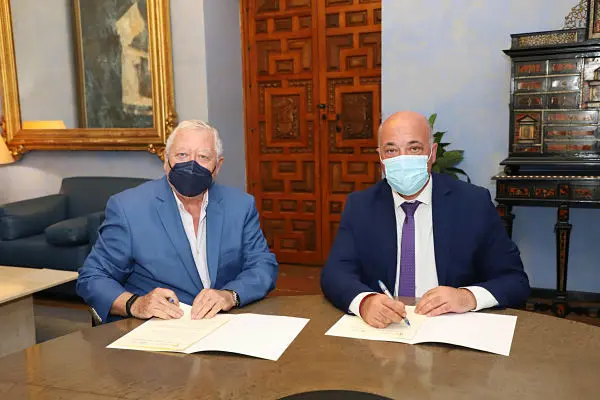 FOTO-Firma-de-convenio-con-Real-Academia-de-Nobles-Artes-y-Bellas-Letras_01-scaled_opt