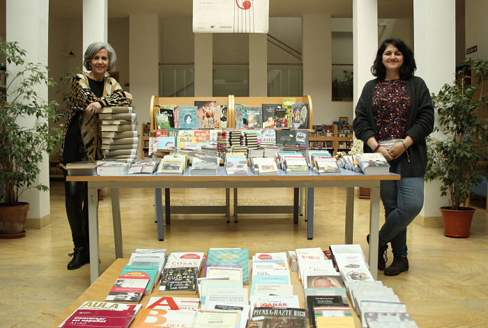 220216 Mamen Beato y Teresa Ferrer muestran parte de los nuevos libros_opt