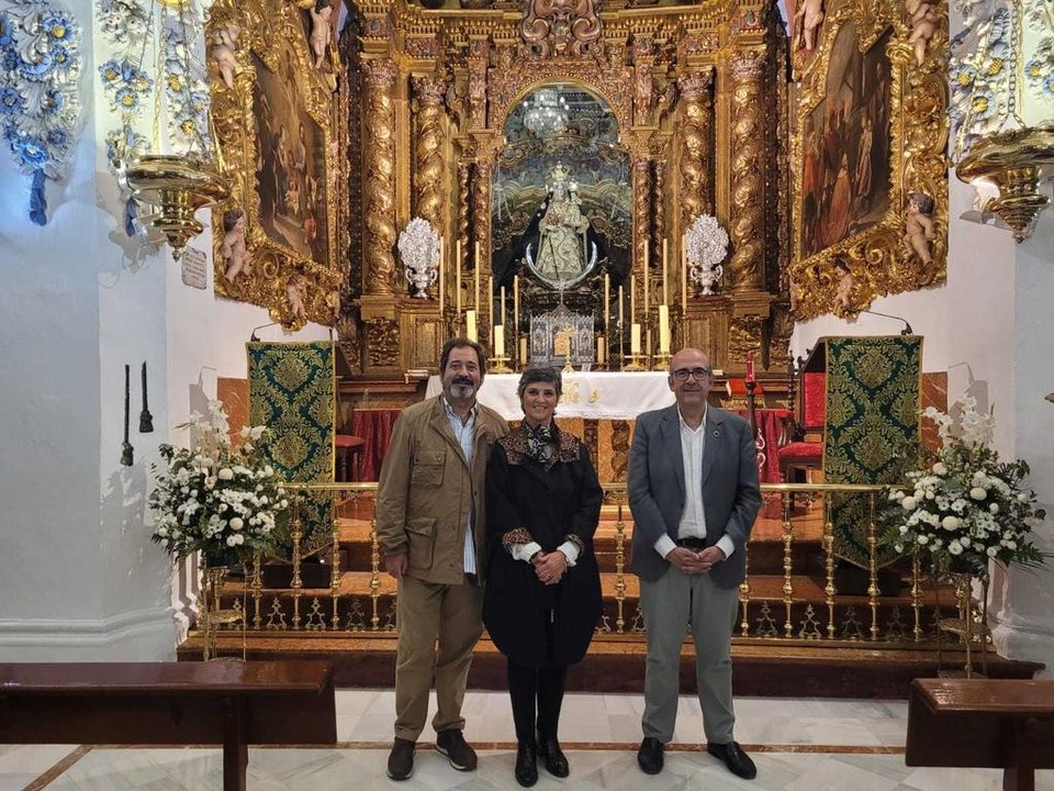 230117 José Pedro Moreno, Nuria Barrera y su esposo, ante el altar de la Virgen de Araceli (2)