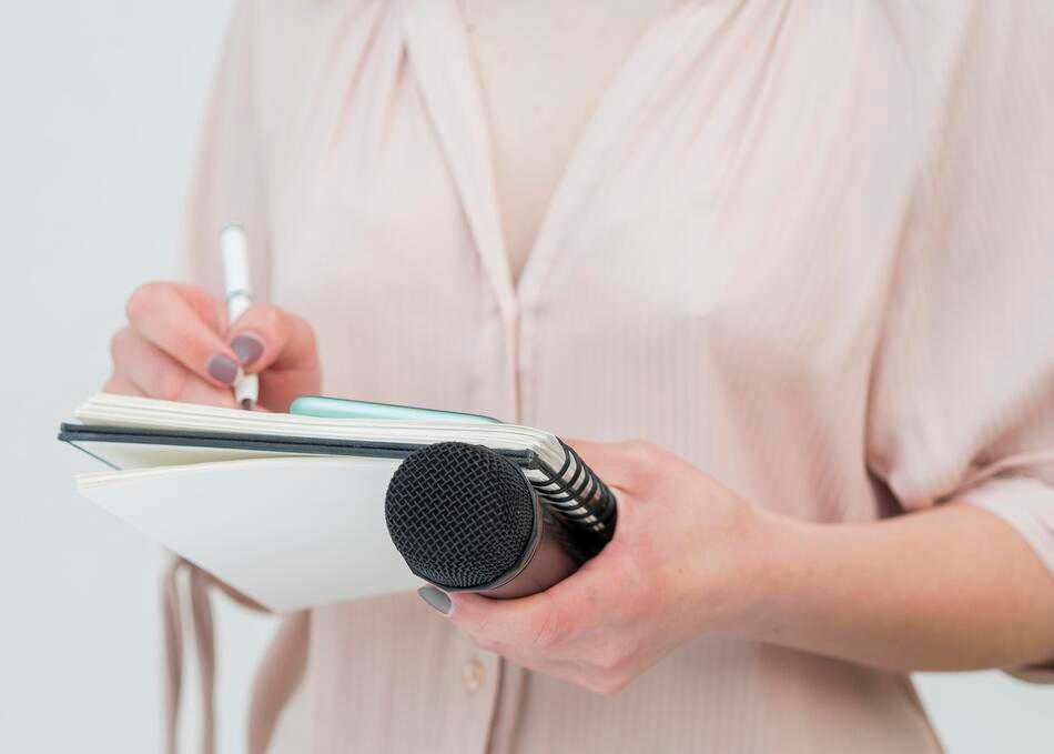 tiro-medio-mujer-sosteniendo-microfono-escribir-notas (1)
