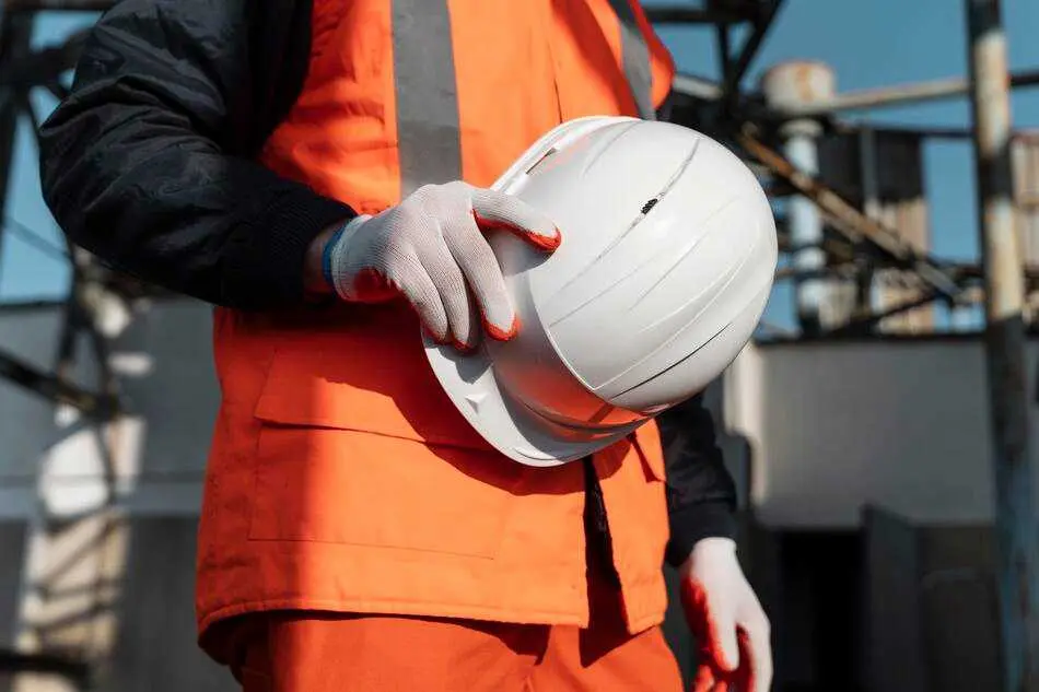 cerrar-mano-sujetando-casco-seguridad (1)