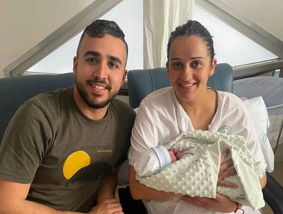 Antonio e Inmaculada en su habitaci&oacute;n del Hospital Reina Sof&iacute;a, junto a su reci&eacute;n nacido (1)