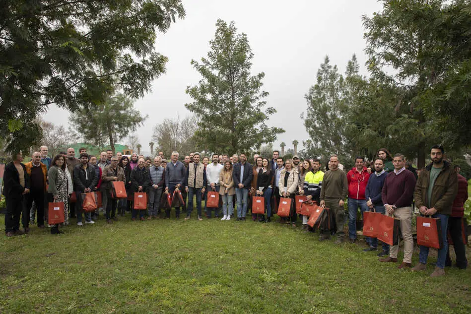 FOTO_-Jornada-de-entrega-de-semillas-de-variedades-horticolas-a-los-municipios-de-la-provincia_51-scaled (1)