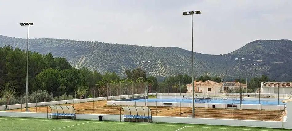 Pista de p&aacute;del Izn&aacute;jar Instalaciones (1)