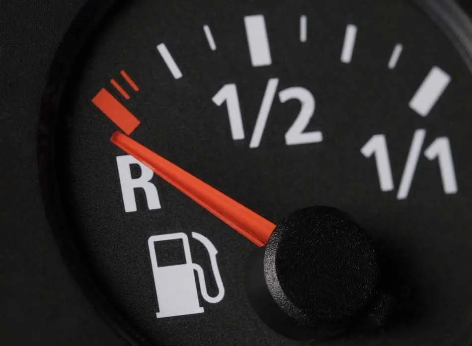 close-up-fuel-level-gauge-vehicle (1)