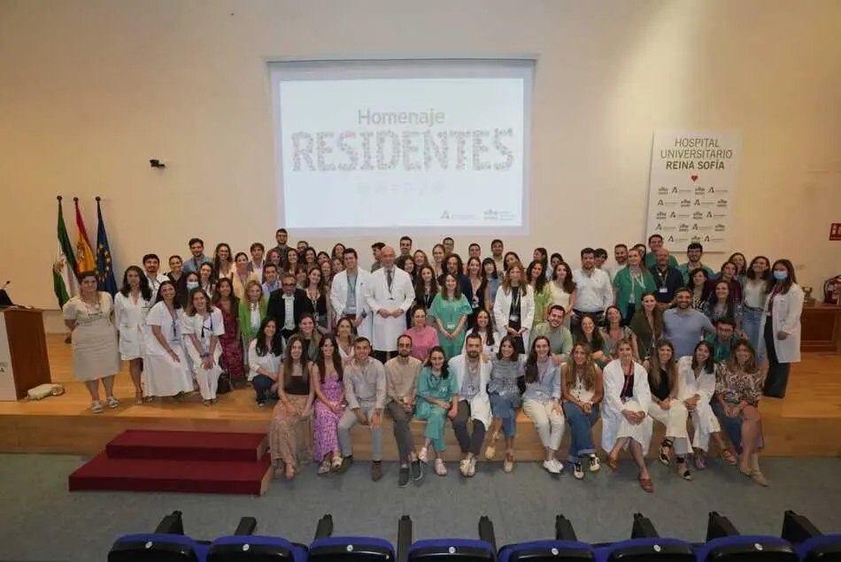 Promoci&oacute;n de residentes que se despide este a&ntilde;o junto a responsables sanitarios (1)