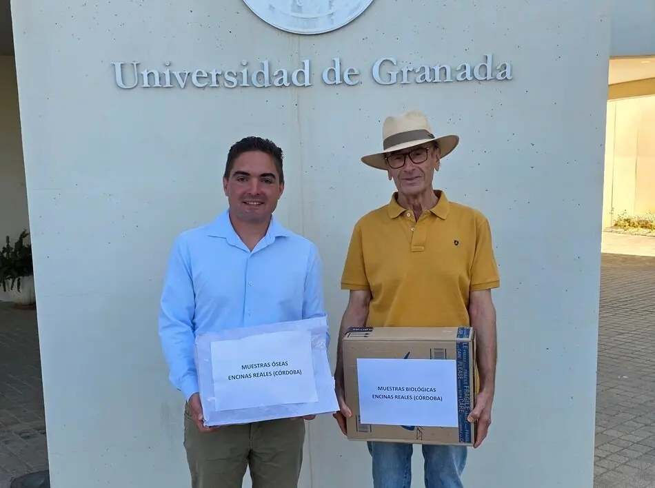 El alcalde, Gabriel Prieto, y Jes&uacute;s Prieto, posible familiar de una de las v&iacute;ctimas entreganm las muestras &oacute;seas y biol&oacute;gicas (1)