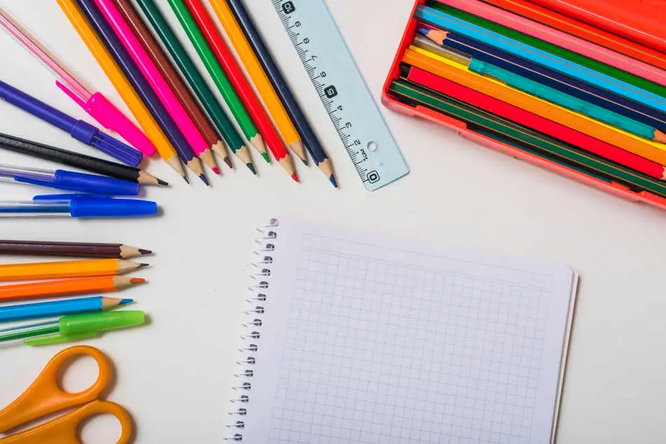 cuaderno-cuadrado-cerca-de-papeleria (1)