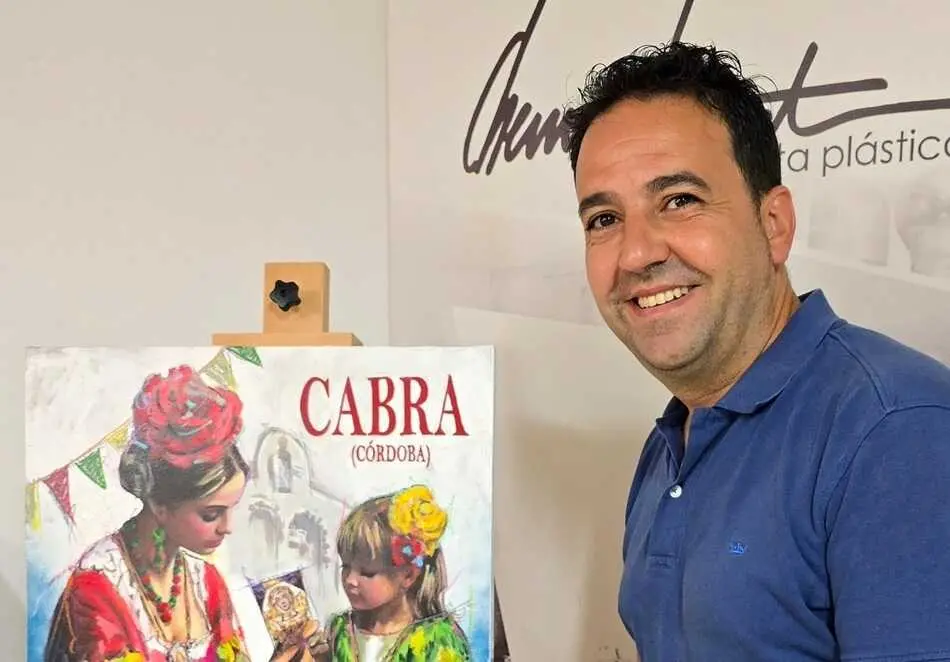 Chema Riquelme, junto al cartel de la Real Feria y Fiestas en honor a Mar&iacute;a Sant&iacute;sima de la Sierra 2025_(FOTO_ redes sociales de Chema Riquelme) (1)
