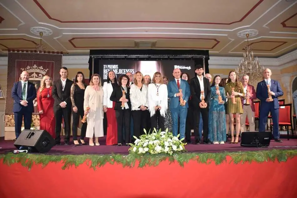 foto premiados y autoridades (1)