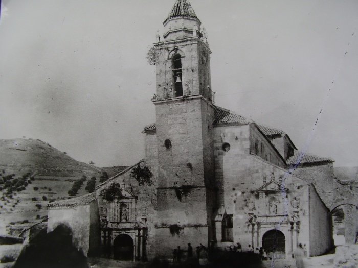 700px-Iglesia_dominicana_de_Doña_Mencía