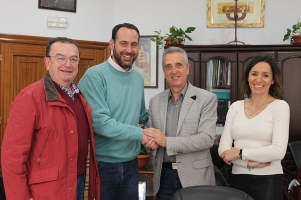 Juan Pérez saluda a Daniel Arcos tras la firma del contrato_opt