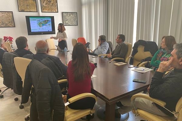 Teresa Alonso explica a concejales y técnicos municipales el proyecto del Parque Europa_opt