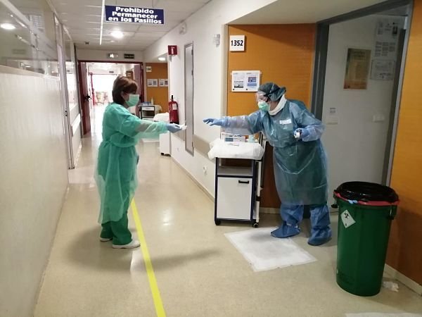 Los equipos de facultativos y enfermería trabajan siempre en pareja y con un estricto protocolo de protección _opt