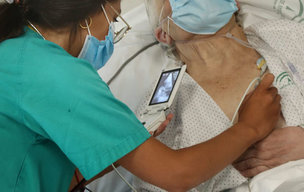 imagen profesional en Urgencias del Hospital Reina Sofía atendiendo a un paciente_opt