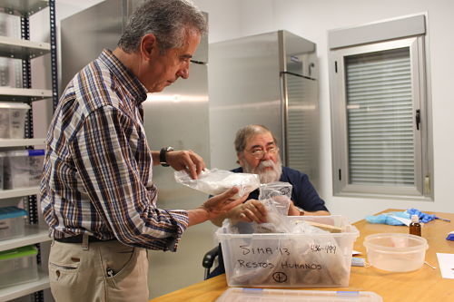 Juan Pérez y Cecilio Barroso observan algunas piezas depositadas en el banco de ADN humano_opt