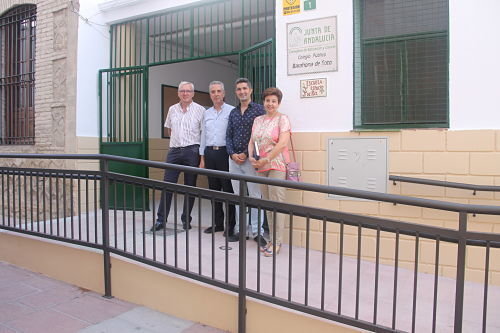 Juan Pérez y concejales con el director del CEIP Barahona de Soto_opt