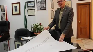 Jos&eacute; Cantizani muestra los planos de la obra de la calle Baena