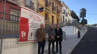 Representantes del Ayuntamiento y Diputaci&oacute;n en la calle La Calzada 1